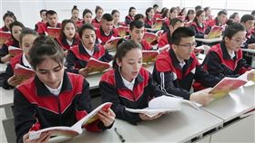 針對中共當局說新疆再教育營學員「全部結業」，世界維吾爾代表大會副主席艾克林表示此一說法是「通篇假話」。（共同社提供）
