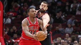 ▲賈索（Marc Gasol）在比賽終了前32.4秒送出關鍵火鍋，幫助暴龍1分險勝公牛。（圖／美聯社／達志影像）