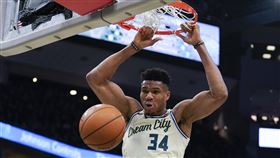 ▲『字母哥』安戴托昆波（Giannis Antetokounmpo）32分15籃板，公鹿15連勝。（圖／美聯社／達志影像）