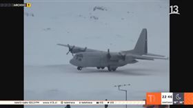 智利空軍一架軍用運輸機在當地時間9日，前往南極基地途中突消失，機上當時搭載38人，軍方目前已展開搜救行動。綜合外媒報導，智利空軍一架運輸機「C-130」在當地時間9日下午4時55分從蓬塔阿雷納斯（Punta Arenas）起飛，此行任務為至南極基地檢查燃料供應及後勤設備，不料卻在晚間6時13分失去聯繫。（圖／翻攝自YouTube）