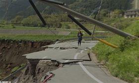 前往日本阿蘇火山區的路上，記者看到山路斷裂景象，立即不顧危險下車連線　（圖／高寶書版提供）