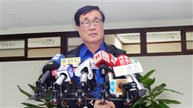 爆欠薪毒防基金會是否裁撤  高市：會與檢方檢討高雄市毒品防制事務基金會斷炊，員工領不到薪水。高市副市長李四川（圖）10日出席市政會議前接受媒體聯訪表示，資金缺口約新台幣400萬元，會召開董事會解決；至於外界關切是否裁撤，也會開董事會與地檢署檢討。中央社記者陳朝福攝  108年12月10日