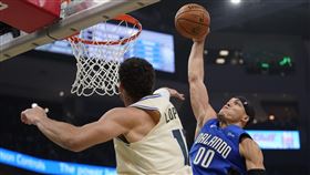 NBA／嗆！戈登暴扣再「飛吻挑釁」
NBA,奧蘭多魔術,Aaron Gordon,密爾瓦基公鹿,Brook Lopez
圖／美聯社／達志影像