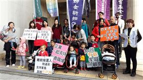 民團籲總統參選人承諾  推動有薪陪產檢假包括婦女新知基金會在內數個民間團體及部分育兒家長10日在立法院群賢樓前舉行聯合記者會，呼籲各黨總統參選人承諾選後推動改革，建構友善生育、共同育兒的社會，包括配偶享有5天有薪陪產檢假，以及不分職業同等享有7天有薪家庭照顧假。中央社記者范正祥攝  108年12月10日