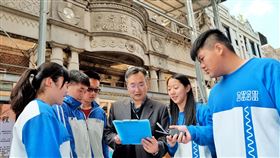 打造新課綱特色教學　大溪高中實境遊戲認識地方為落實108課綱校本課程發展教學特色，桃園市大溪高中訂定高一必修課程「大溪學」，透過實境遊戲的方式，練習學子觀察環境及建築文化的景觀細節，讓創意思考及擷取訊息能力提升，不但課程有趣，與地方扣連也更緊密。中央社記者吳睿騏桃園攝　108年12月10日