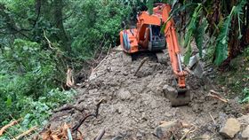 鐵軌變形嚴重　阿里山鐵路停駛至8月底（1）阿里山林鐵及文資處17日表示，由於土石崩落造成鐵軌嚴重變形，必須重新置換及鋪設軌道，阿里山鐵路本線將停駛至30日。（阿里山林鐵及文資處提供）中央社記者葉子綱傳真  108年8月17日