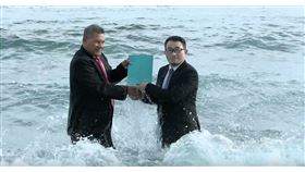 吐瓦魯總理拿塔諾（左）11月任命台灣藝術家黃瑞芳（右）為吐瓦魯的氣候緊急大使，證書授權儀式在首都富那富提的太平洋海邊舉行。（黃瑞芳提供）中央社記者石秀娟雅加達傳真　108年12日10日