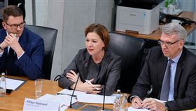 德國外交部官員席格孟特德國國會9日（當地時間）舉行與台灣建交請願案公聽會，德國外交部主管亞洲政策的官員席格孟特（中）代表德國政府發言。中央社記者林育立柏林攝  108年12月10日