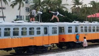 少年爬「光華號」車頂　驚險跨越車廂
