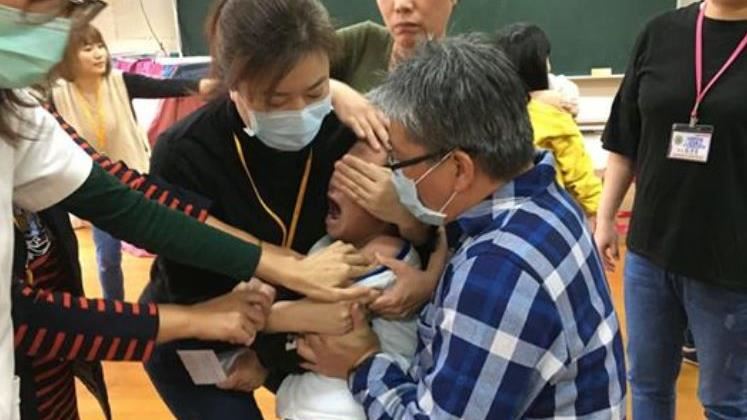 孩子哭得聲嘶力竭！媽一細看哭笑不得