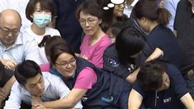 網友挖出舊照，今年5月陳玉珍環抱蔣萬安，而黃昭順表情疑惑又瞪怒2人，令網友笑稱原來是「後宮珍患傳」