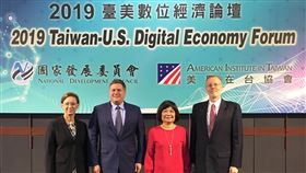 川普上任後首次召開台美數位論壇 5G成重點議題2019台美數位經濟論壇10日舉行，由國發會主委陳美伶（右2）及美國商務部代理助理部長史宜恩（左2）分別率台美雙方相關單位代表出席。右1為美國在台協會台北辦事處長酈英傑。（國家發展委員會提供）中央社記者潘姿羽傳真 108年12月10日