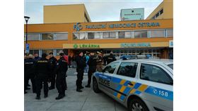 捷克東部奧斯特拉瓦市一所醫院10日驚傳槍擊，目前至少有6人死亡。（圖取自twitter.com/PolicieCZ）