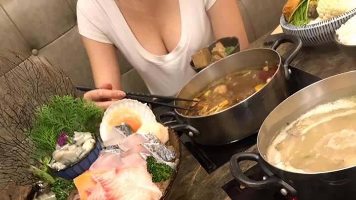 吃鍋併桌！對面驚見豪乳妹「浮2點」
