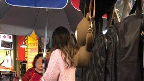 糖葫蘆,美腿,下半身失蹤,加藤軍路邊隨手拍　圖／翻攝自臉書加藤軍路邊隨手拍