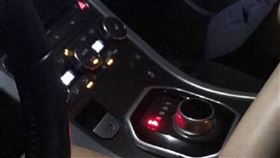 老司機,換車,排檔桿,換檔,美腿,女友,靠近,副駕,車震,誘惑,正妹, 圖／翻攝自微信朋友圈