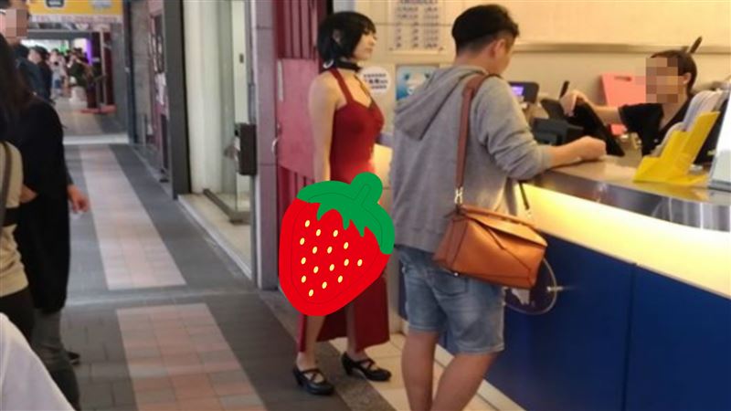 真人二次元！正妹高衩開到臀　網嗨翻