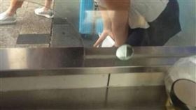 售票口,站務員,偷懶,鬼混,開放式,玻璃,購票,胸部,正妹,買票,彎腰　圖／翻攝自微信朋友圈