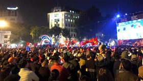 南韓籍教練執教 越南男足東運會60年首度奪金越南足球隊近2年來在南韓籍教練朴恒緒執教下，成績不斷進步。越南足球隊10日在第30屆東南亞運動會男足決賽以3比0打敗印尼隊，拿下金牌，創下60年來最佳成績。圖為越南球迷10日在公共場地聚會觀看比賽，為球隊打氣加油。中央社河內攝108年12月11日