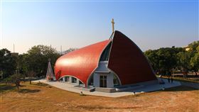 靜宜大學主顧聖母堂　象徵謙虛等精神靜宜大學新建的「主顧聖母堂」由4個弧形牆結構組成，與屋頂上方玻璃十字架連結，外觀結合魚、竹子與竹筍等意象，象徵聖經「五餅二魚」寓意及竹子的謙虛、氣節等精神。中央社記者蘇木春攝　108年12月10日