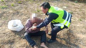 助走失老人返家好幫手　金縣警籲申請守護貼紙金門縣警察局金城分局10日獲報，一名重度失智老人一大早外出後未返回，在警員協助下順利尋獲老人家。警局呼籲可申請守護長者貼紙相關服務。（金門縣警察局提供）中央社記者黃慧敏傳真　108年12月10日