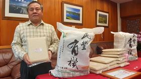 宜蘭老農連4年捐逾2萬公斤有機米宜蘭63歲老農游建富（圖）10日捐贈3000公斤自種的有機米給宜蘭縣物資銀行，他近4年來已捐出超過2萬公斤，游建富表示，希望拋磚引玉，呼籲大家共同關心弱勢。中央社記者沈如峰宜蘭縣攝　108年12月10日