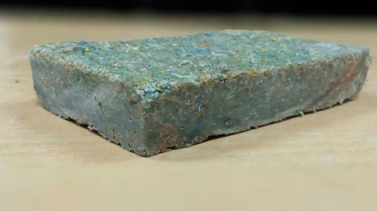 印度年輕人廢塑料製磚　減少地球資源