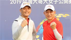 台灣大打造第二成長曲線 電商營收過半台灣大哥大總經理林之晨（左）發布11月營收，旗下電商momo貢獻營收已首度過半，電子商務與電信業務共同成為台灣大哥大兩大支柱。（台灣大提供）中央社記者江明晏傳真 108年12月10日