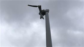 風機葉片遭強風吹斷 台電強調為個案台電台中高美濕地的陸域風機葉片遭強風吹斷，初步評斷為設備故障，估損失約新台幣1000萬元，台電強調，整起葉片損壞事件屬於個案。（台電提供）中央社記者蔡芃敏傳真 108年12月10日