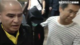 國民黨立委陳宜民動手推保六女警。圖 / 記者楊佩琪攝。