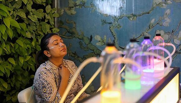 印度花錢吸氧夯　網：連氧氣都商業化
