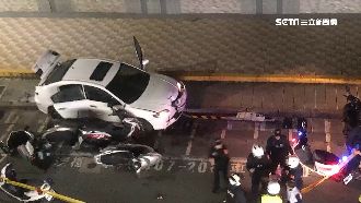 4車市區狂飆！被追車主自撞下車秒逃