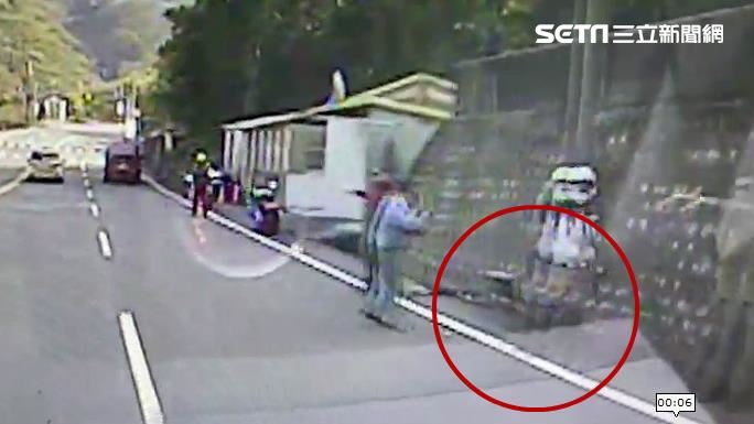 悚！男騎車失控撞電桿　頭身緊卡水溝