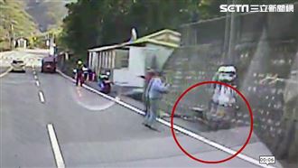 悚！男騎車失控撞電桿　頭身緊卡水溝