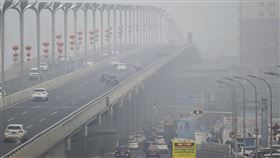 霧霾席捲多地  中國官方建議購置空氣清淨機就在霧霾天氣席捲多地，55個城市啟動重污染天氣預警的當下，中國官方10日發布霧霾防護指南，建議學校、辦公室等室內場所配置空氣清淨機。圖為新疆烏魯木齊市1日遭到霧霾壟罩。（中新社提供）中央社  108年12月11日
