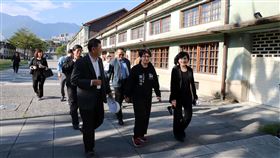 鄭麗君訪視花蓮文創園區　宣布轉型計畫文化部長鄭麗君（前右）10日在行政院東部聯合服務中心執行長許傳盛（前左）及立委蕭美琴（前中）陪同下，訪視花蓮文創園區，並宣布文化部同步啟動花蓮文創園區轉型計畫。（文化部提供）中央社記者鄭景雯傳真　108年12月10日