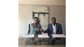 ▲Adam Jones和歐力士隊正式簽約（圖／翻攝自Adam Jones個人IG）