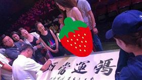 泰國人妖秀現場，爆乳辣妹太吸睛。（圖／翻攝自爆廢公社）