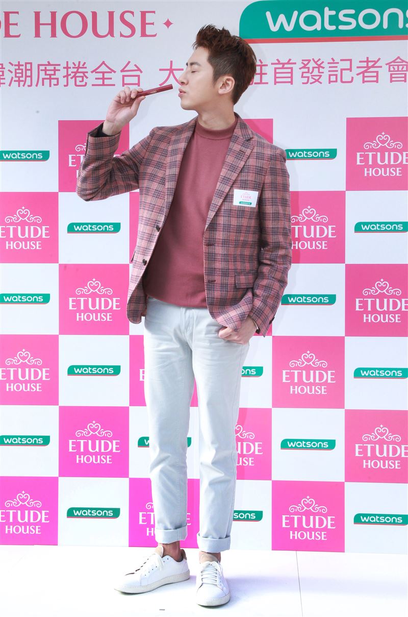 李國毅化身彩妝大師分享如何美妝。（記者邱榮吉/攝影）