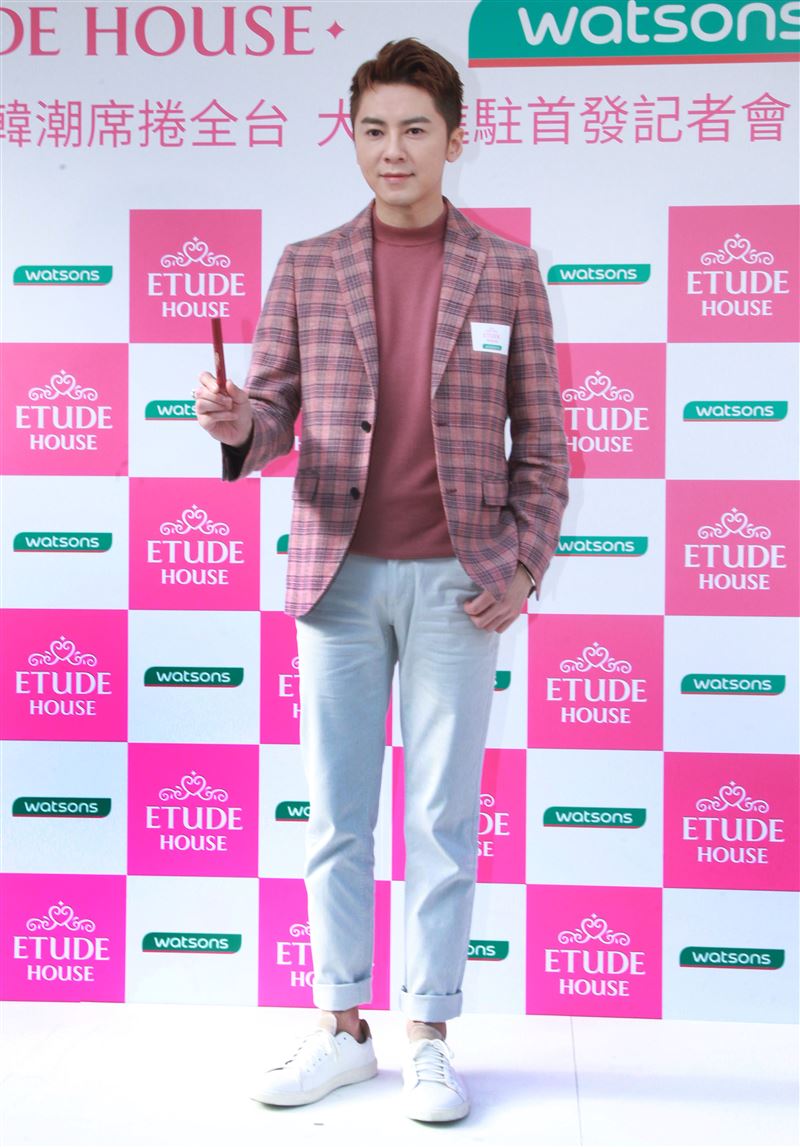 李國毅化身彩妝大師分享如何美妝。（記者邱榮吉/攝影）