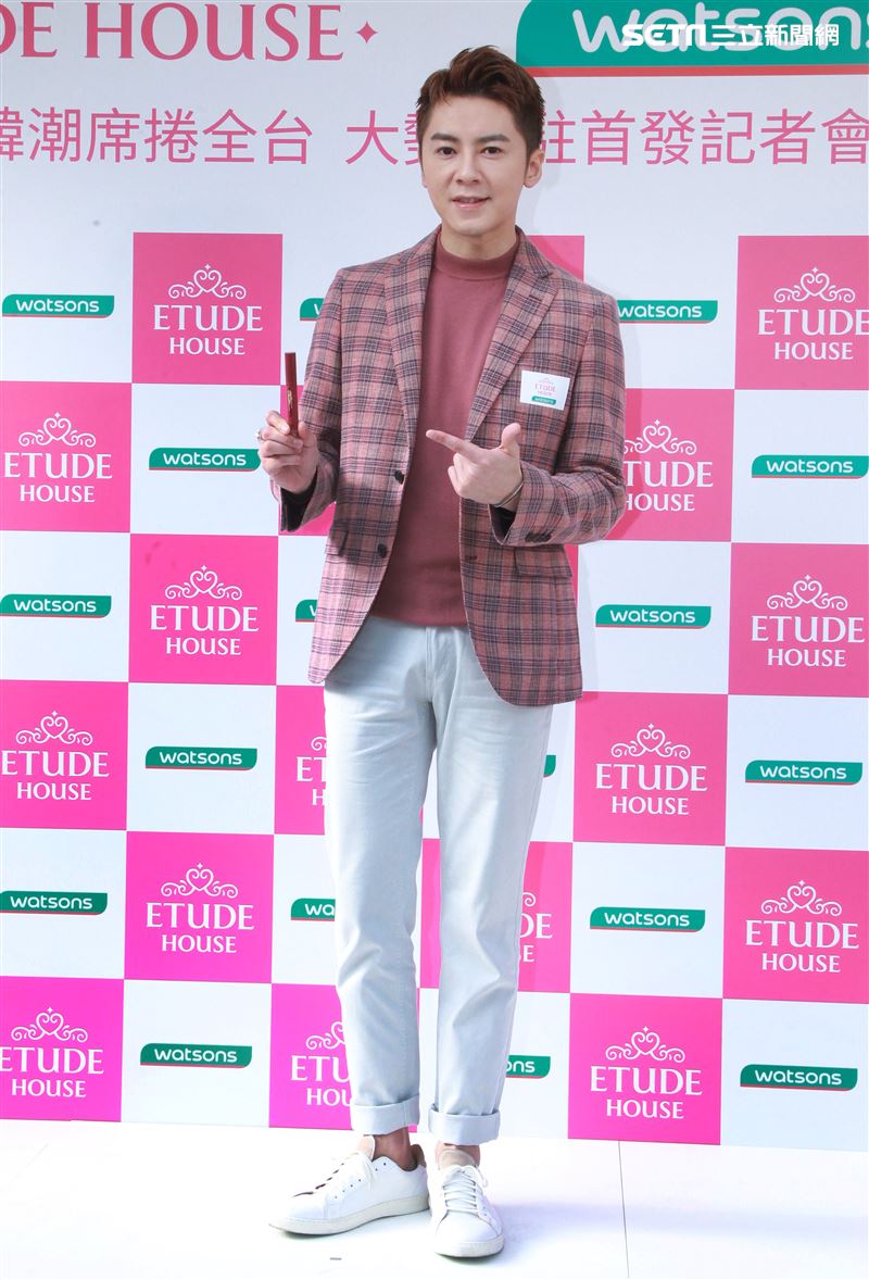 李國毅化身彩妝大師分享如何美妝。（記者邱榮吉/攝影）