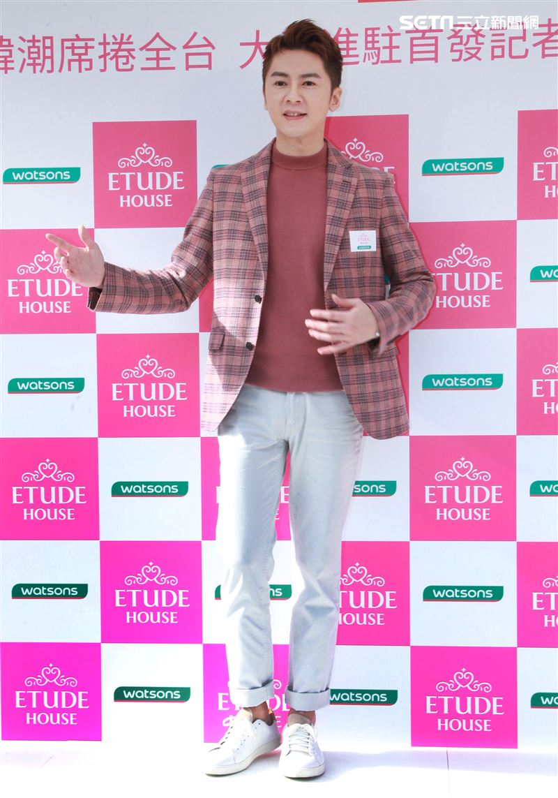 李國毅化身彩妝大師分享如何美妝。（記者邱榮吉/攝影）