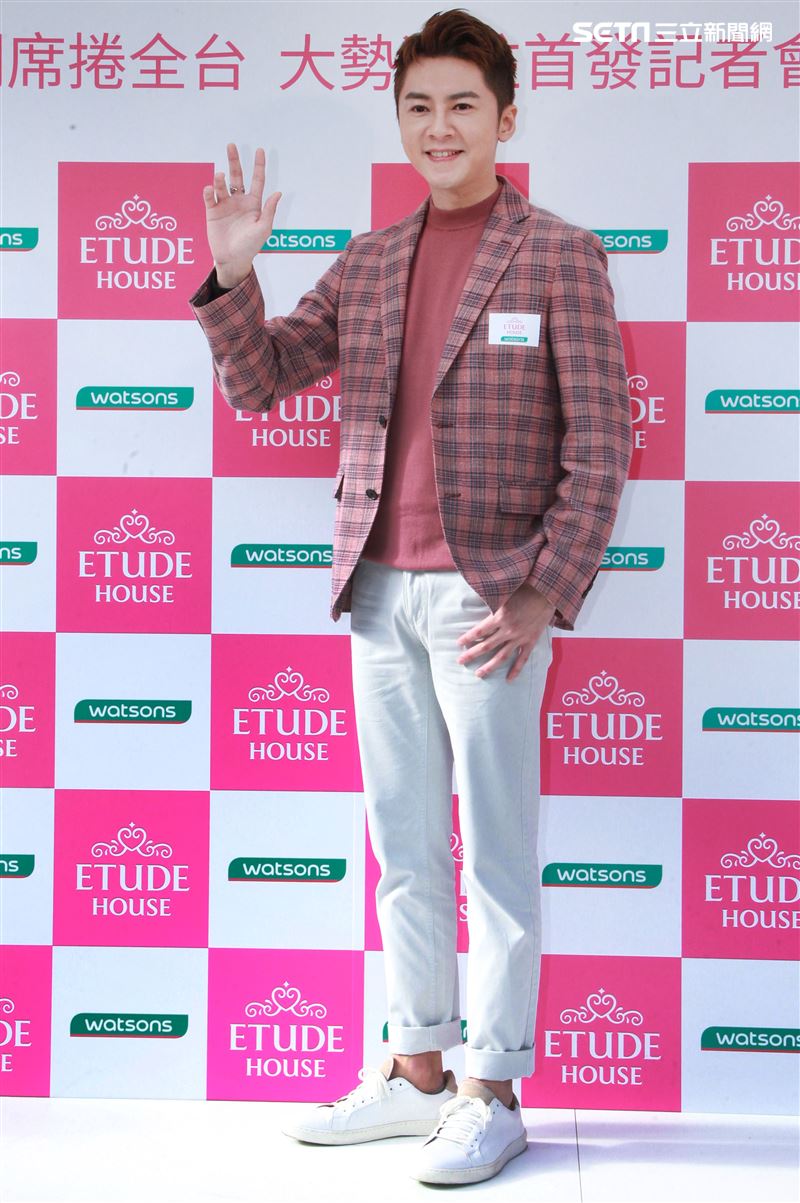 李國毅化身彩妝大師分享如何美妝。（記者邱榮吉/攝影）