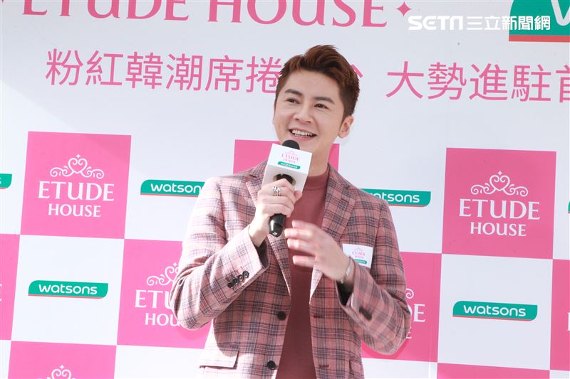 李國毅化身彩妝大師分享如何美妝。（記者邱榮吉/攝影）