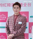 李國毅化身彩妝大師分享如何美妝。（記者邱榮吉/攝影）