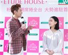 李國毅化身彩妝大師分享如何美妝。（記者邱榮吉/攝影）