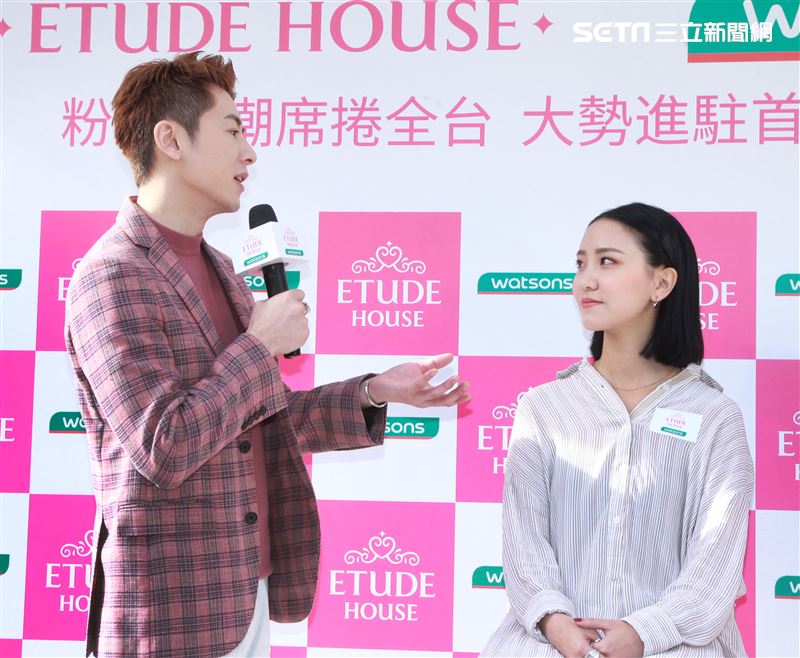 李國毅化身彩妝大師分享如何美妝。（記者邱榮吉/攝影）