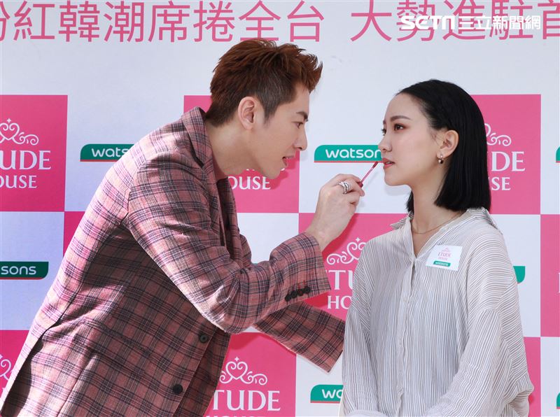 李國毅化身彩妝大師分享如何美妝。（記者邱榮吉/攝影）