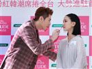 李國毅化身彩妝大師分享如何美妝。（記者邱榮吉/攝影）