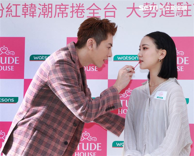 李國毅化身彩妝大師分享如何美妝。（記者邱榮吉/攝影）